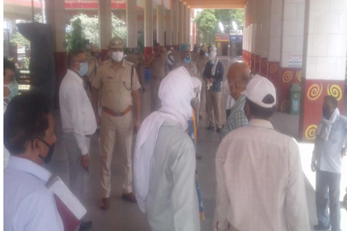 special Train from Asam Reaches Meerut with hundred of migrant workers