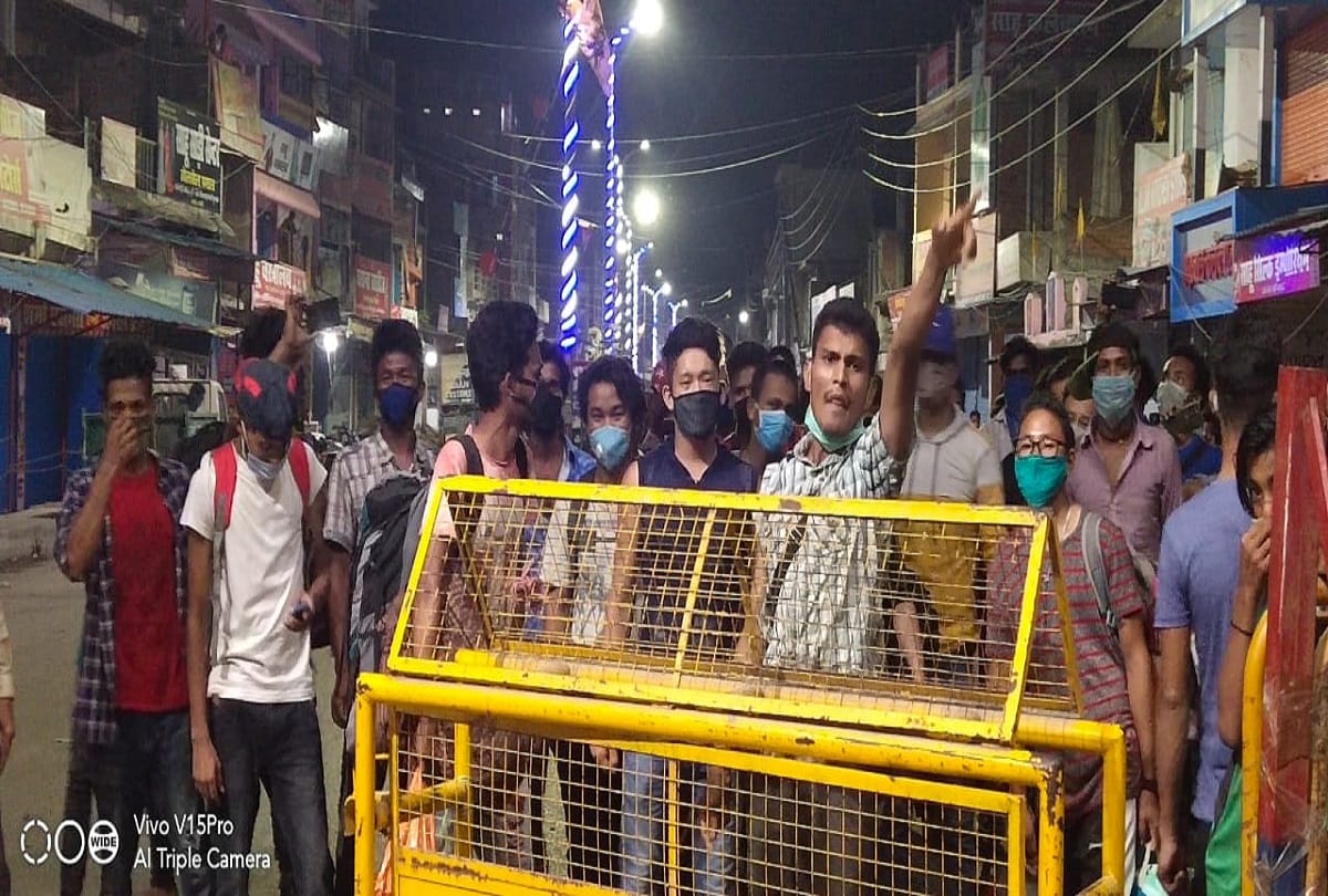 Nepali citizens protest at Sonoli border when they did not gate entry in Nepal