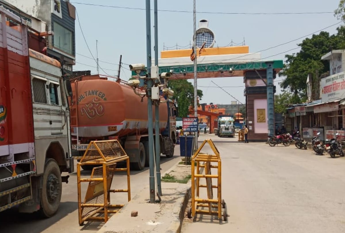 Migrant Nepali people enter in nepal from indo-nepal border