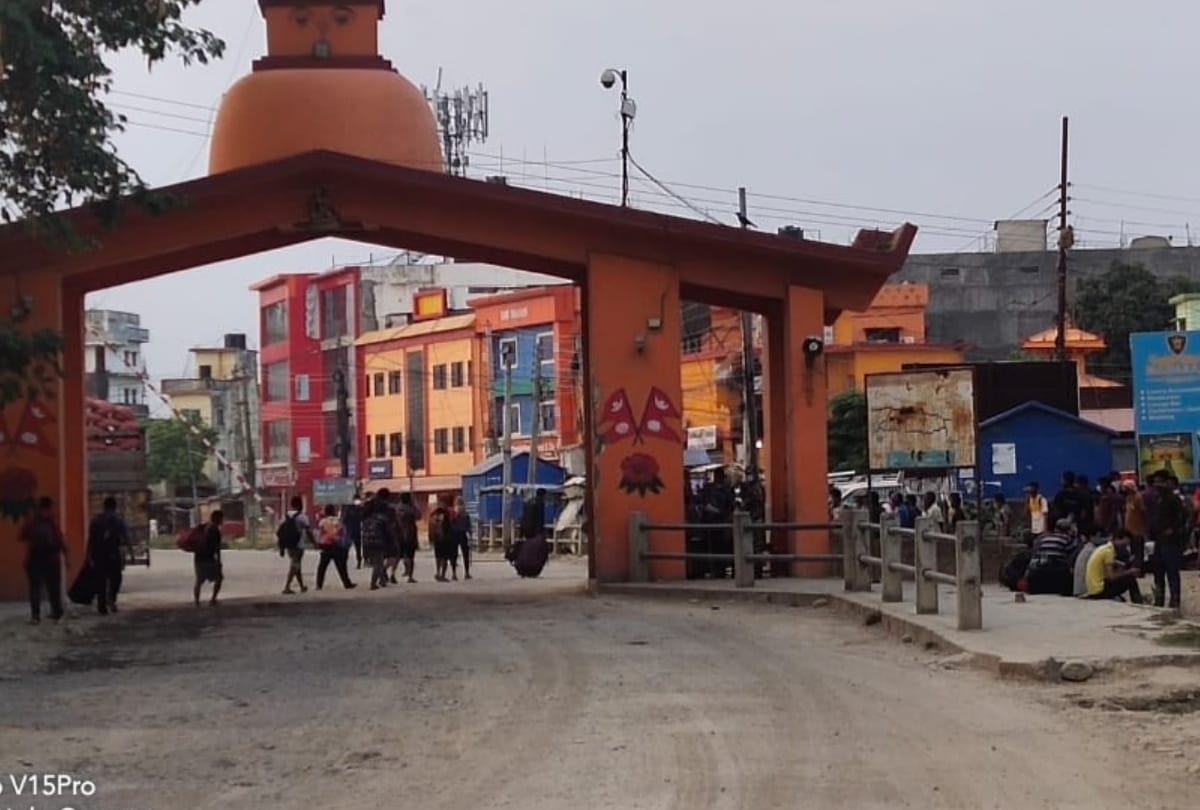 Migrant Nepali people enter in nepal from indo-nepal border