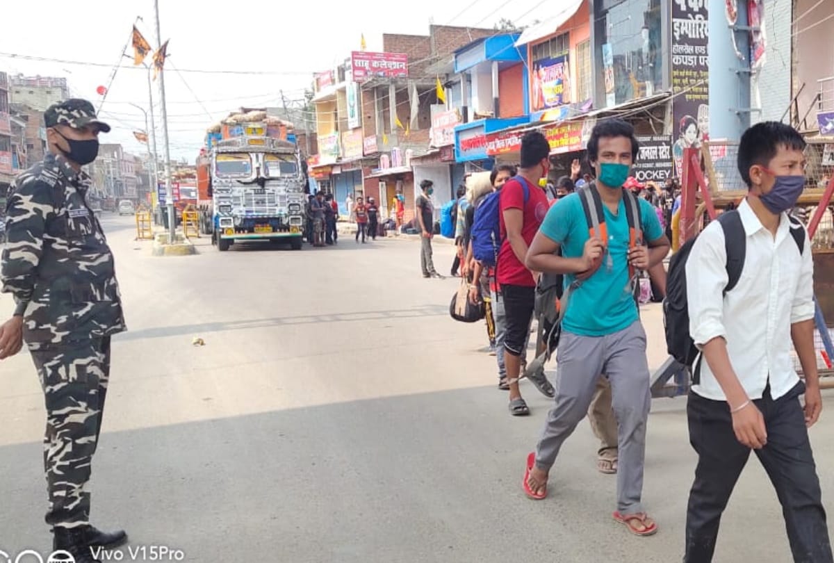 Migrant Nepali people enter in nepal from indo-nepal border