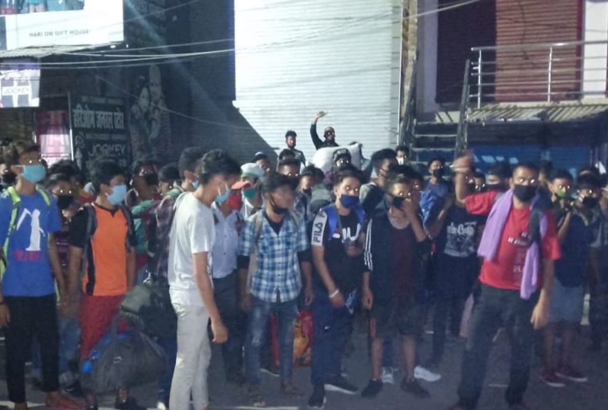 Migrant Nepali people enter in nepal from indo-nepal border