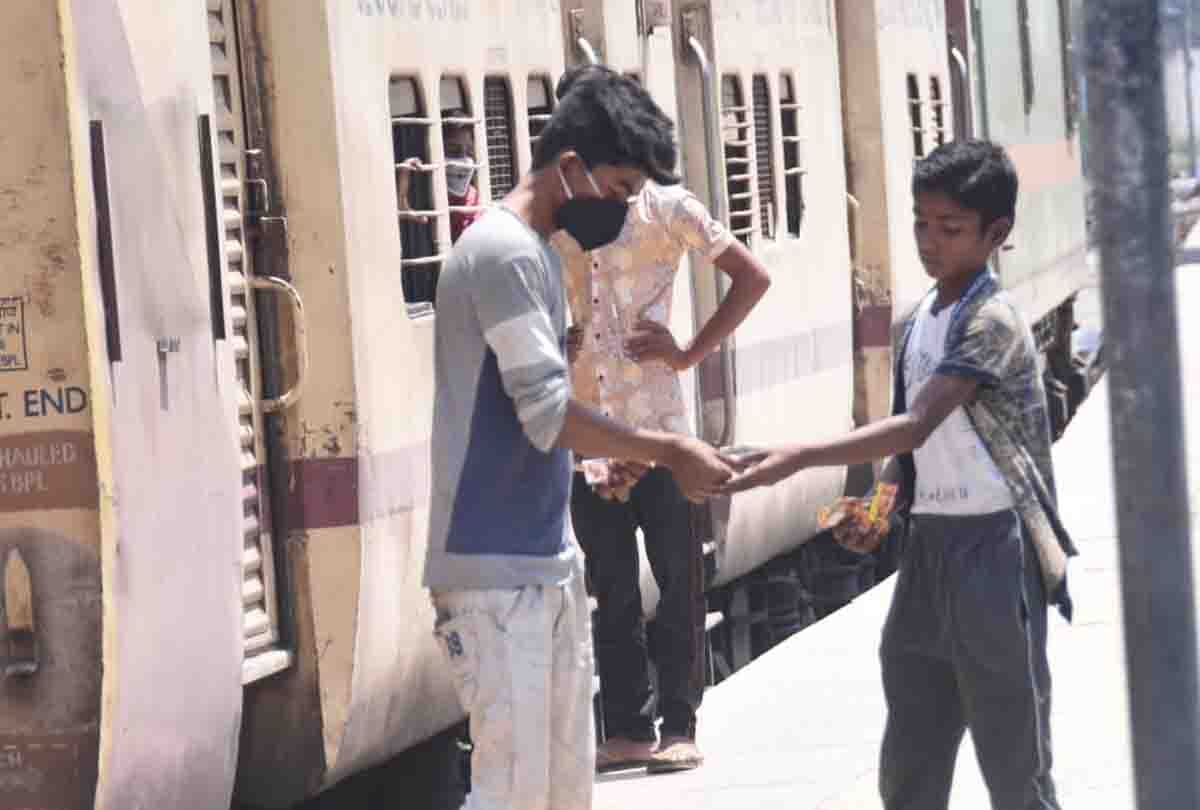 Lockdown: workers got bad biryani in special train