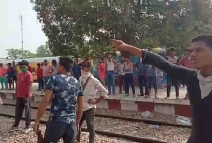 When the worker picked up the lunch packet on the platform, the soldier hit with the stick