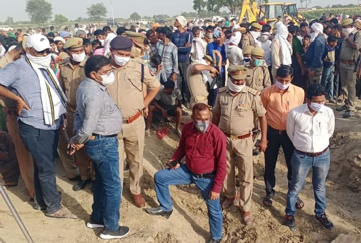 Soil Collapse Of Borewell Two Workers Rescue Opration In Etah