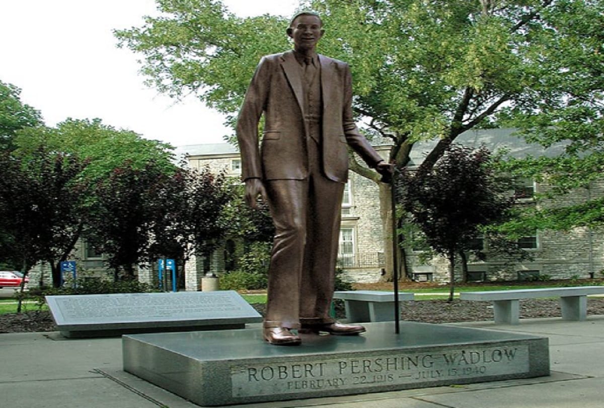 interesting story of robert wadlow tallest man in history also known as alton giant and giant of illinois