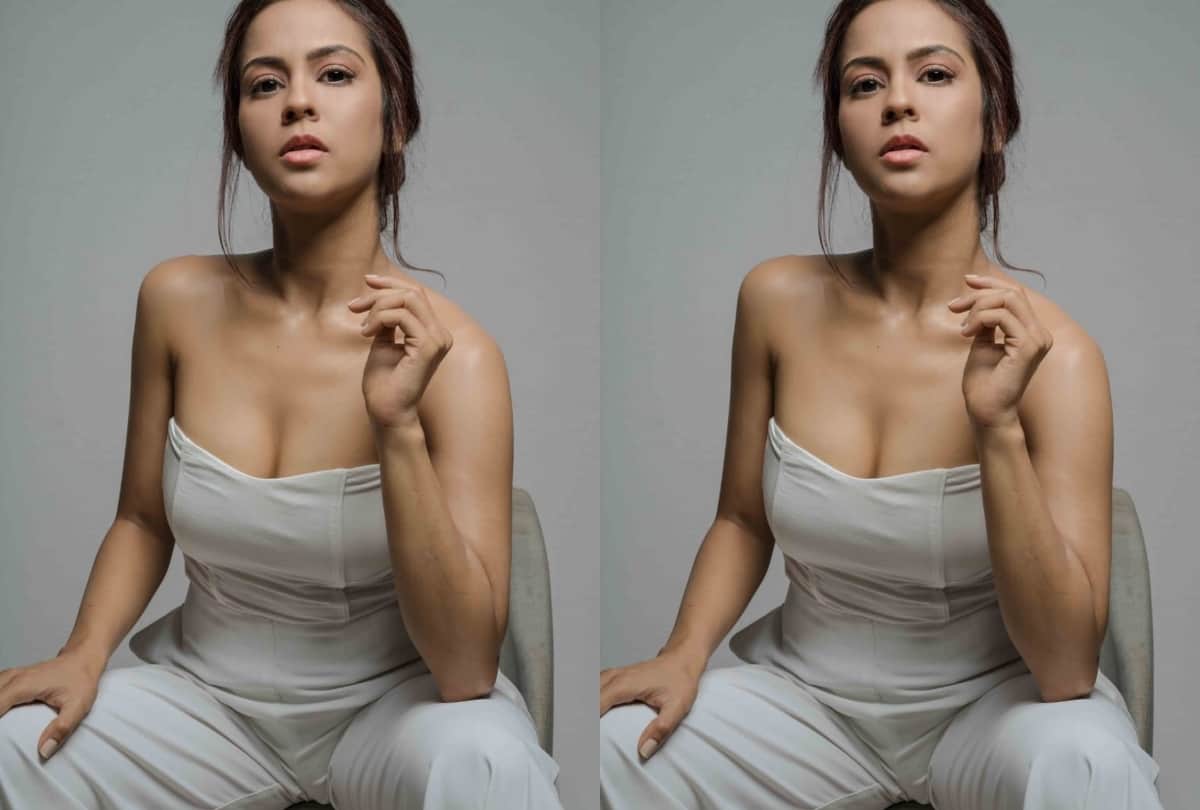 shahrukh khan onscreen daughter sana saeed look glamorous
