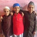 ईद की गले मिलकर बधाई देते अशद, अनश व समद। संवाद