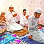 लोगों ने घरों में अदा की ईद की नमाज
