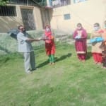 क्वारंटीन किए लोगों के लिए चपातियां बना रहीं महिलाएं