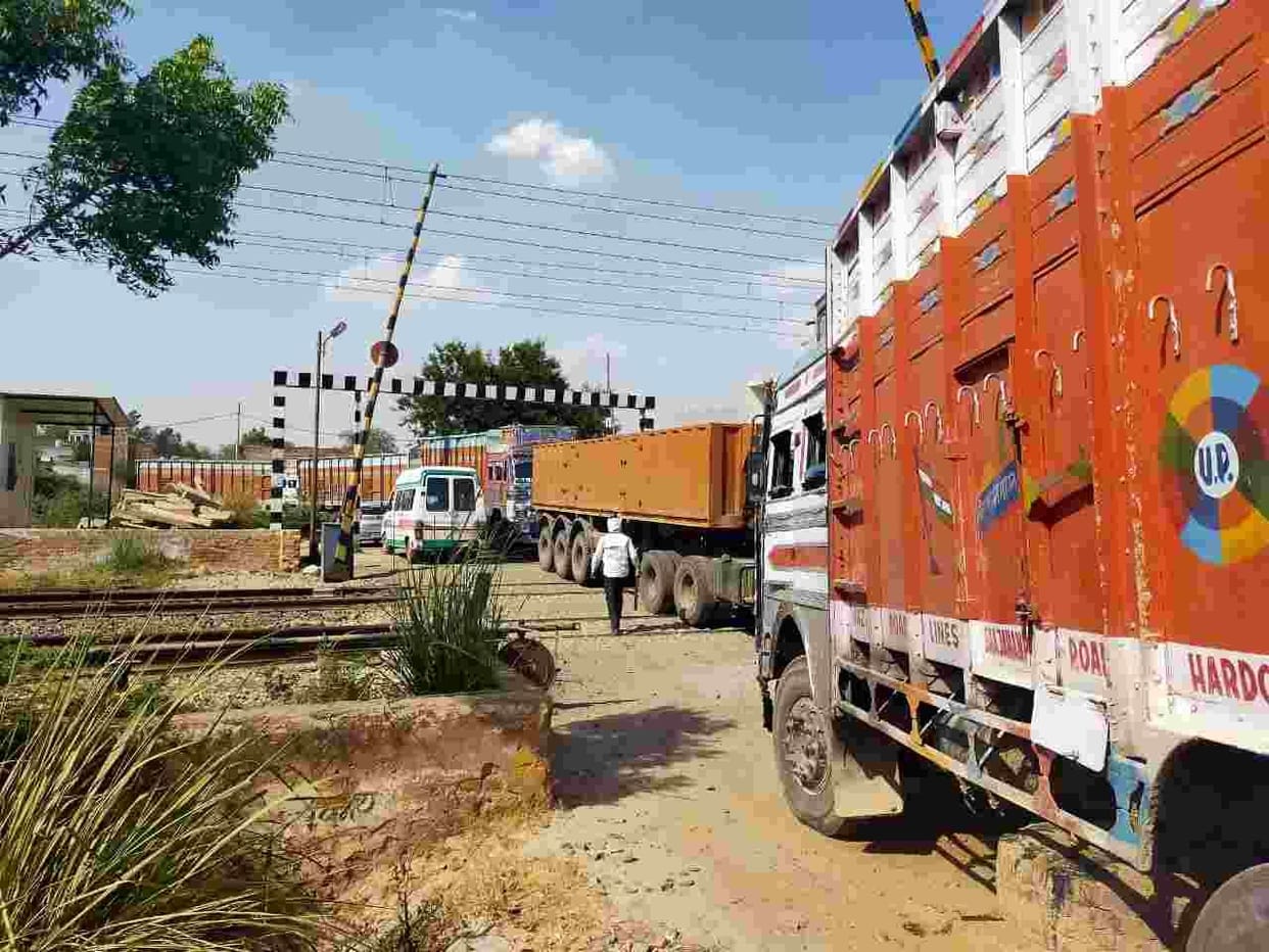 A jammed truck got stuck at the railway gate due to jam