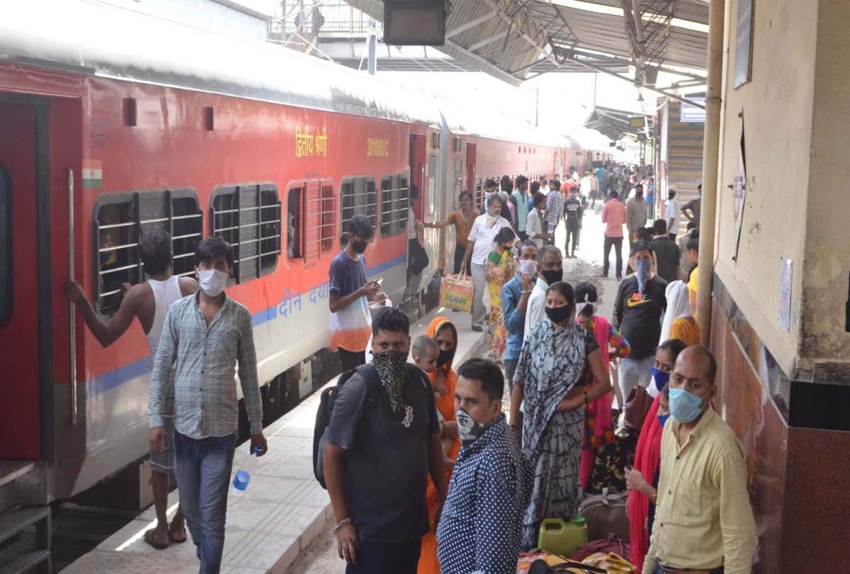 Workers of Shramik Special train reached kanpur central station from Ahmedabad, problem reported