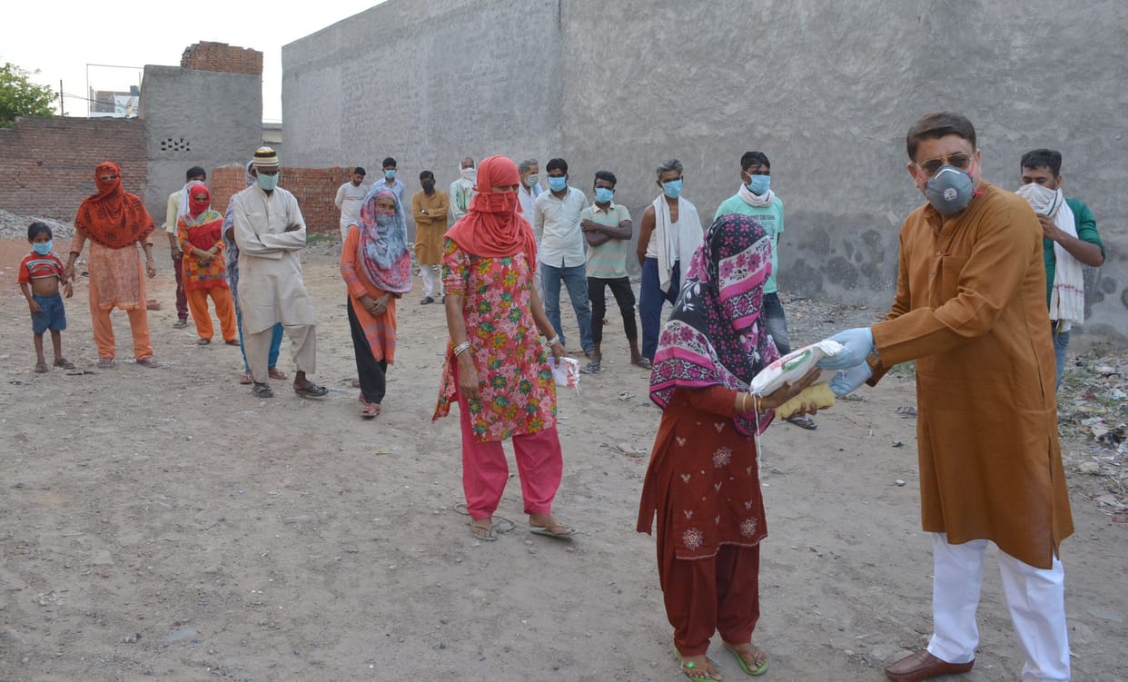 Amar Ujala Foundation and social workers distributed esentials to 500 people