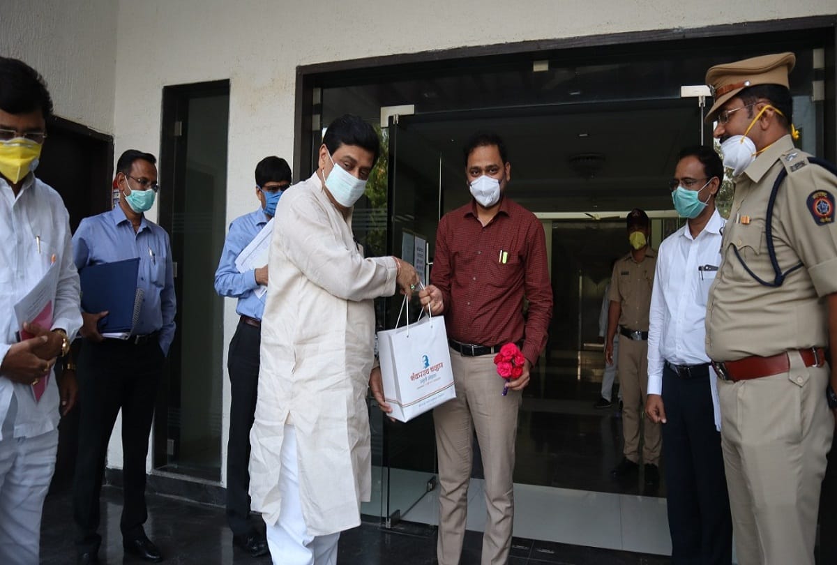 Maharashtra PWD Minister Ashok Chavan recovers from COVID-19, discharged from hospital