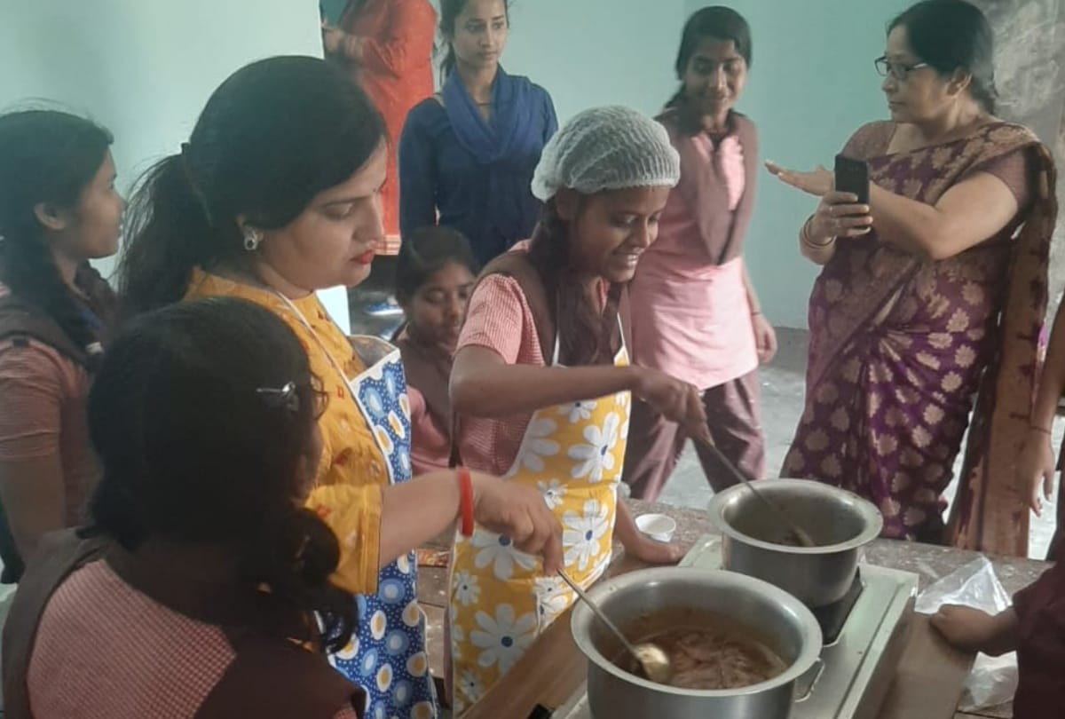 Girls will make self dependent from vocational training in Kasturba Gandhi Girls School gorakhpur