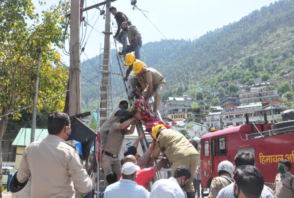 Junior Engineer of Electricity Board suspended in case of death of young man from current