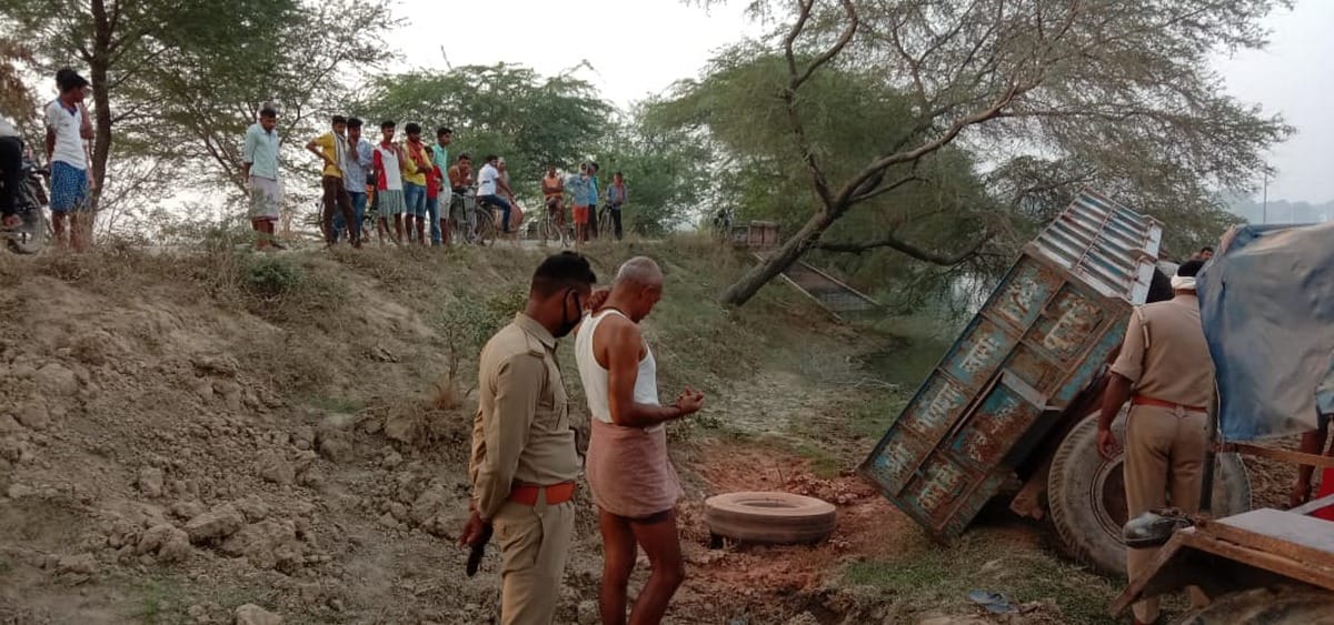 Driver died due to tractor trally overturned in pond in ghazipur up
