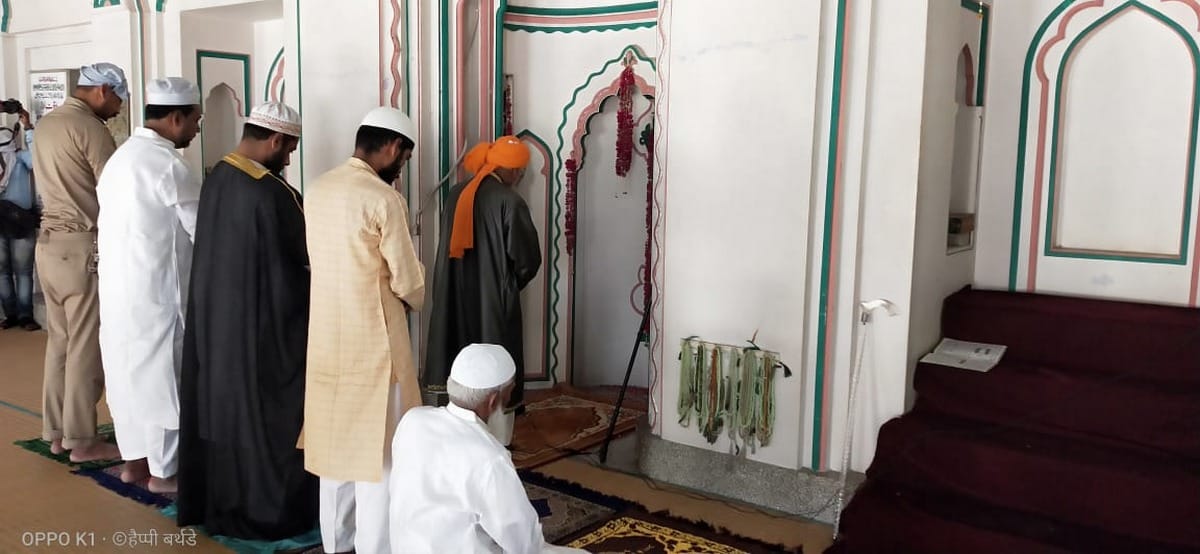 eid mubarak 2020 People performed Eid prayers in homes with folloing social distance in purvanchal dist varanasi