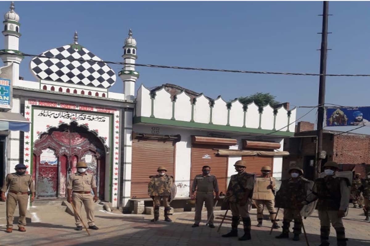 Eid: People praying for the end of global Corona epidemic while staying at home