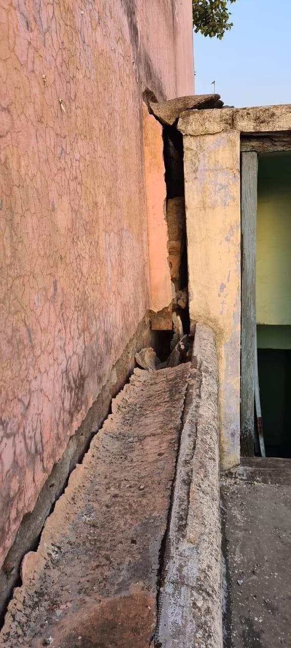 People of the locality are threatened by a crack in the house
