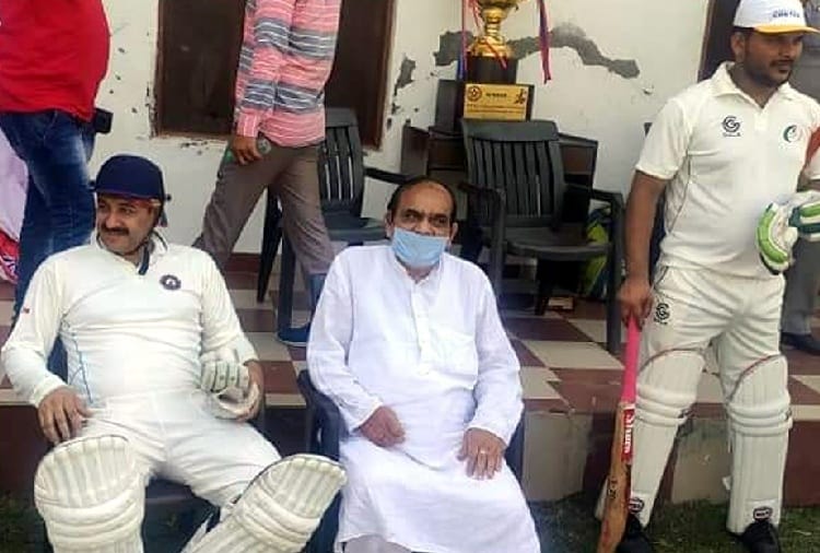 bjp delhi state president manoj tiwari violates lockdown in sonipat for cricket match