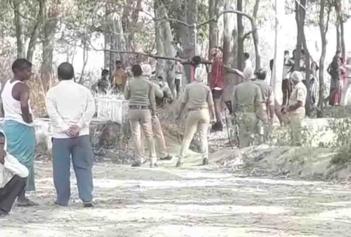 Love couple hanged themselves to death
