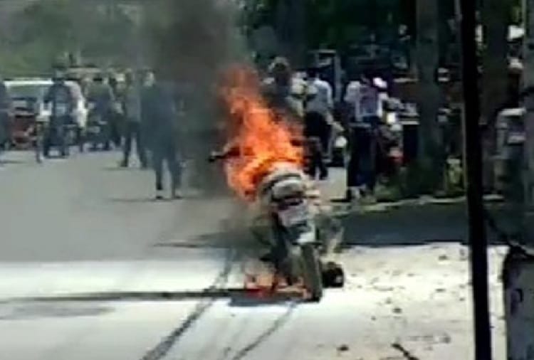 Bike caught fire outside petrol pump in Jalandhar of Punjab