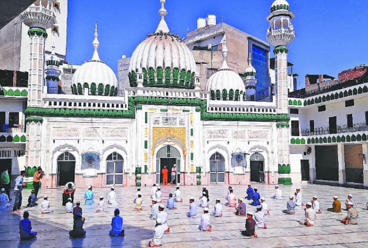 Eid Celebrated With Simplicity and Take Care Of Social Distancing in Punjab