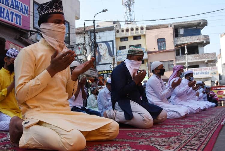 Eid Celebrated With Simplicity and Take Care Of Social Distancing in Punjab