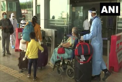 Domestic Flight News in Hindi: Domestic flights resume after two months of lockdown, passengers wear face shield at airport