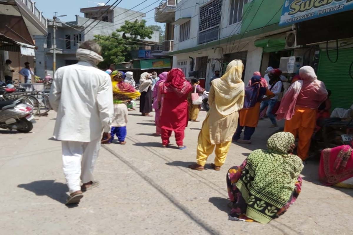 people forget Social distancing in front of bank to get the cash in Saharanpur