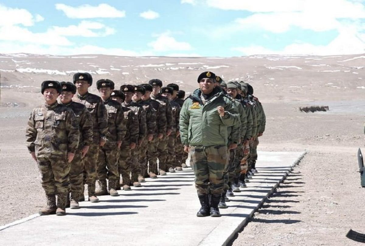 When Indian soldiers explain the Chinese army in Mandarin language, they start pushing