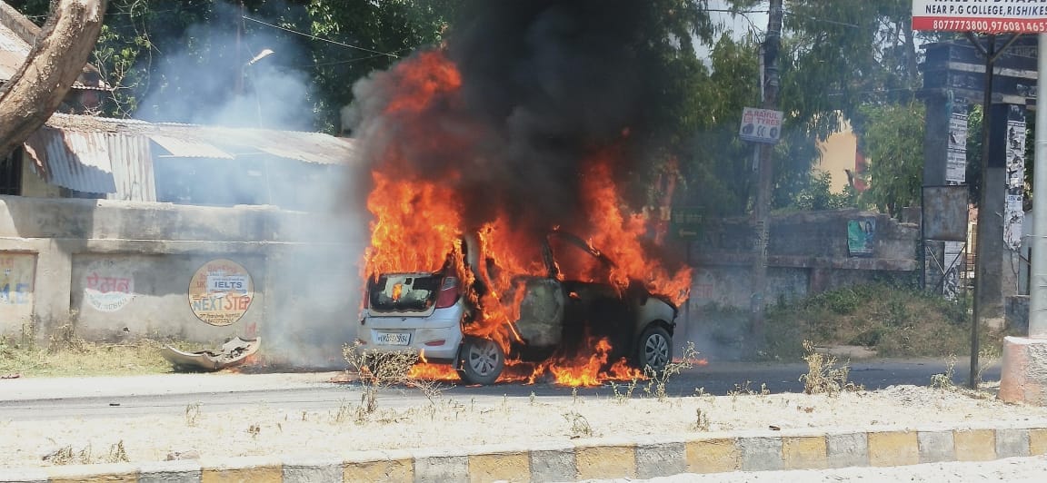 rishikesh news: running car catch fire
