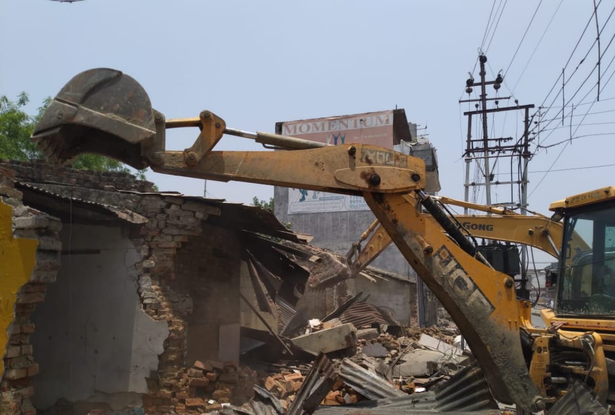 removed Gorakhnath Police station Boundary for Mohaddipur Jungle Kauria Fourlane Construction