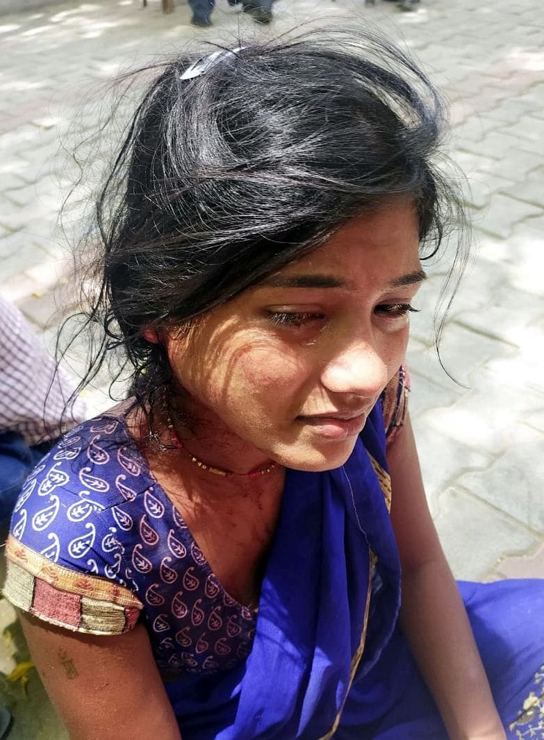 mahila ko peetakar kundal aur nagadee chheenee
