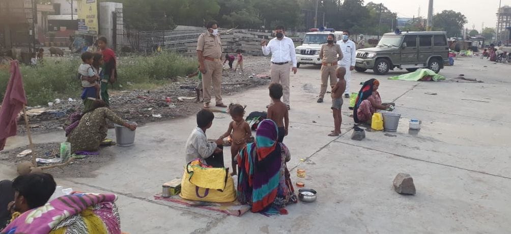 Officers met the laborers living at the railway station