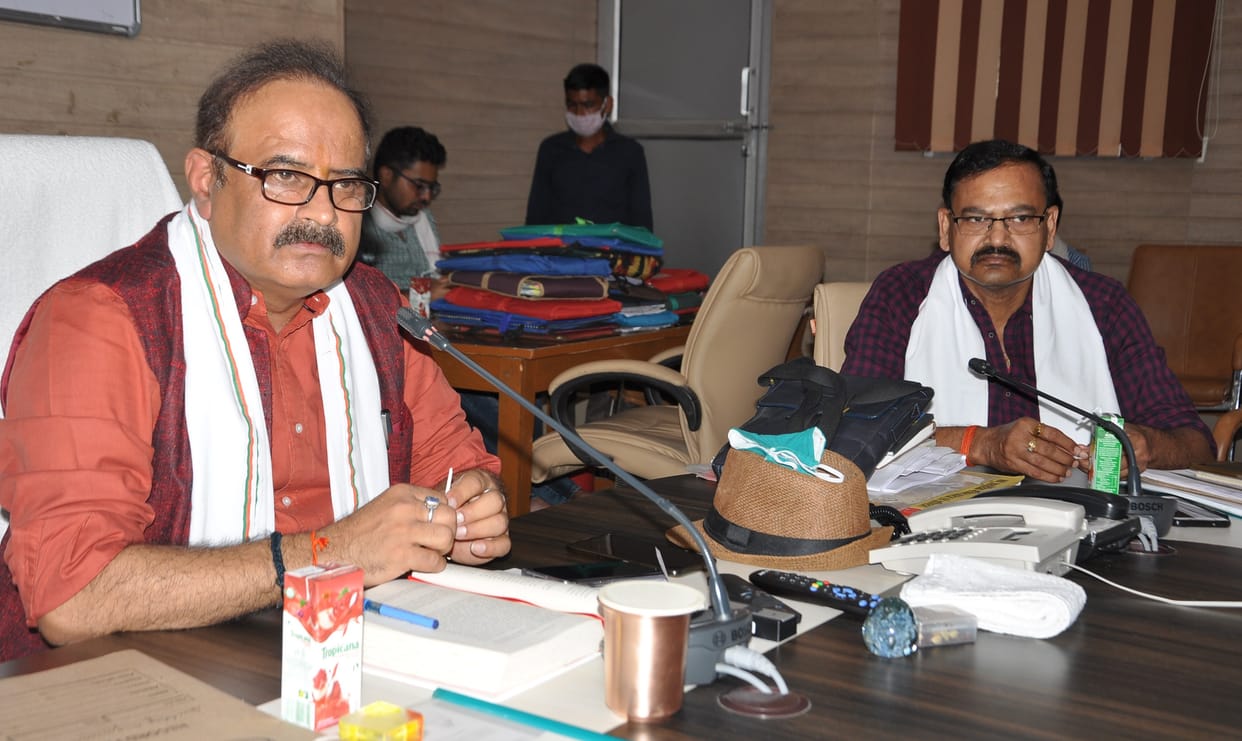 Shopkeepers must adhere to social distancing: DM