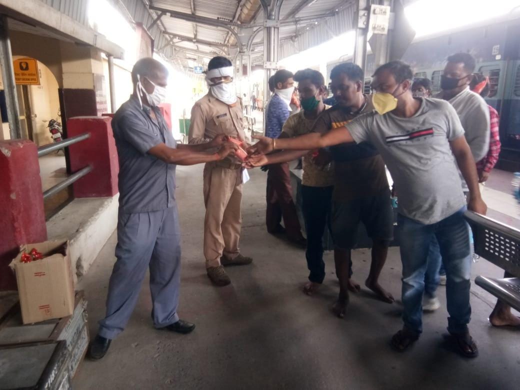 Migrant workers stopped the train by pulling the chain, 120 passengers landed