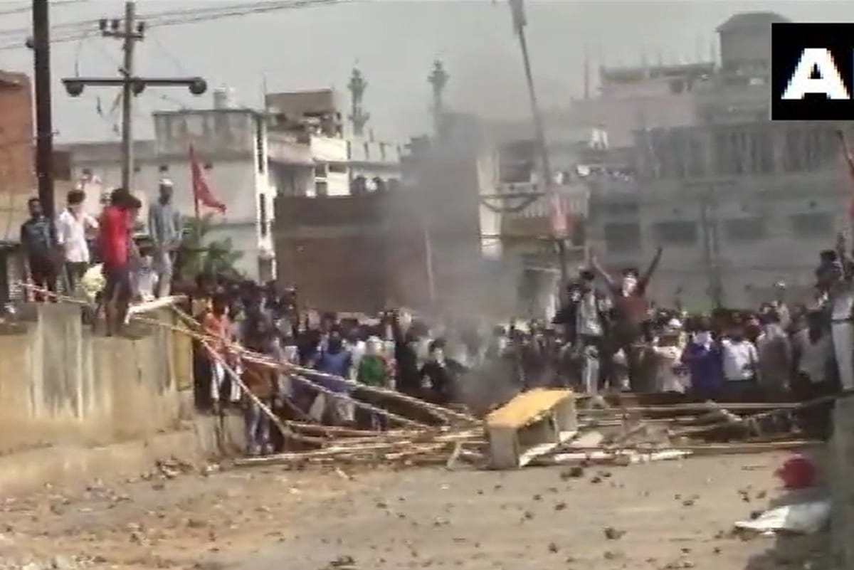 Rourkela News in Hindi clash broke out between locals & Police after barricading remove from de contained area