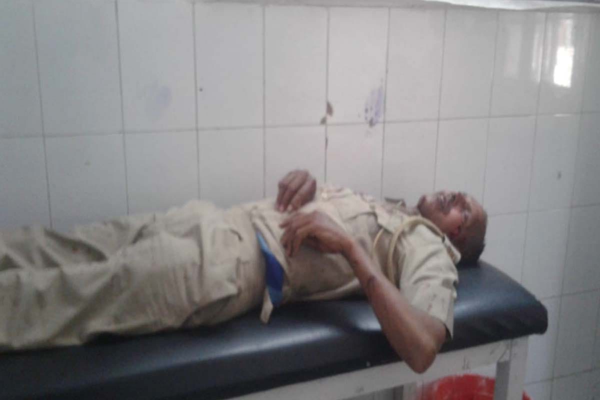Badmash in Meerut tried to rob cash from van in front of SBI bank in broad daylight, gaurd injured