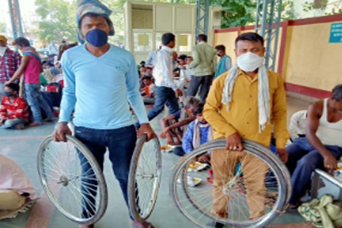 Migrant laborers opened their bycycle and take them with and filled bicycles