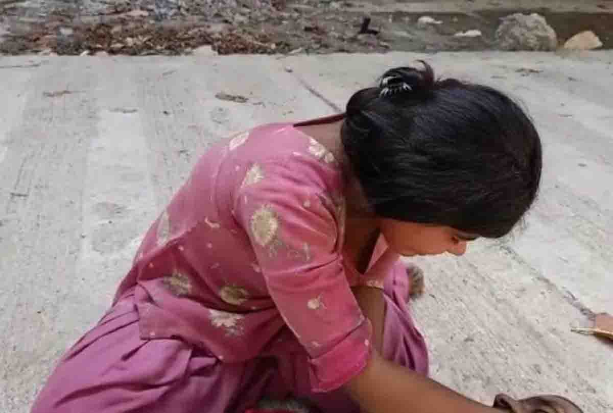 UP: Stretcher was not found for father's body in post mortem house