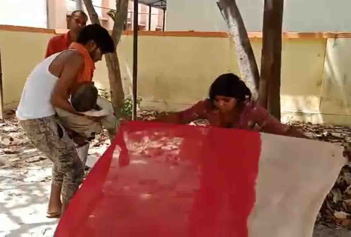 UP: Stretcher was not found for father's body in post mortem house