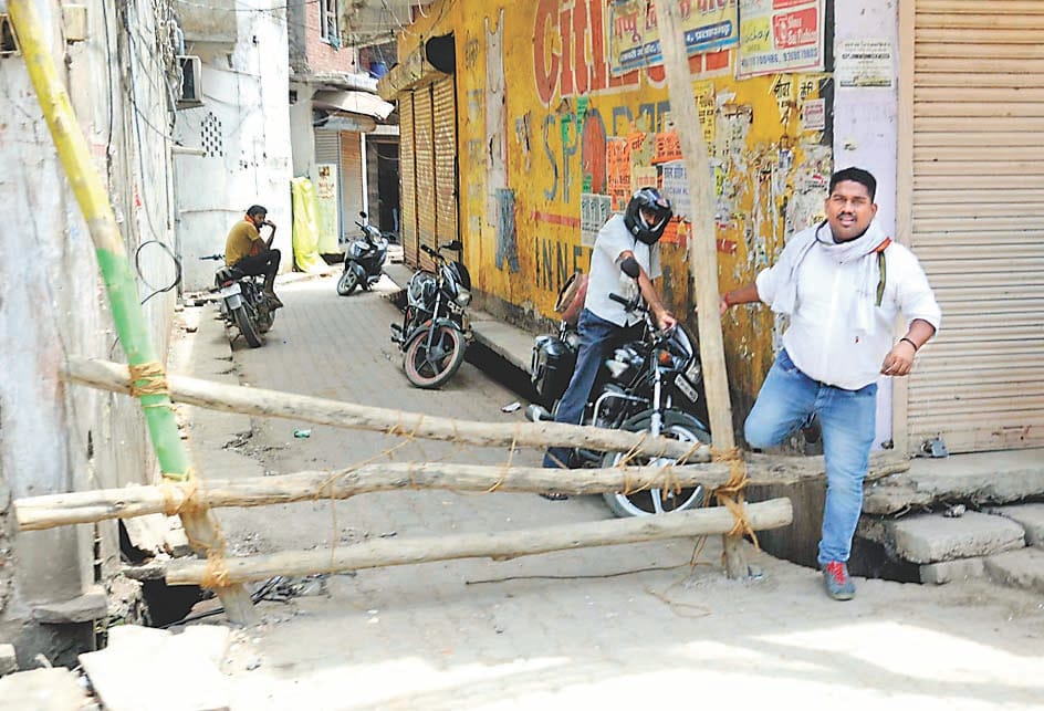 Pratapgarh: People broke into barricading in Hotspot