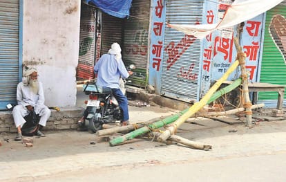 Pratapgarh: People broke into barricading in Hotspot