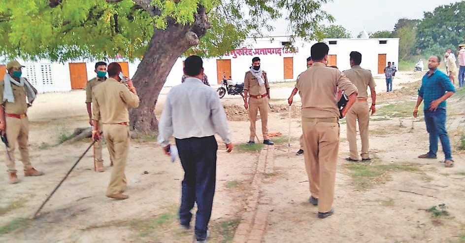 Pratapgarh: Villagers clash with police in dispute to make way