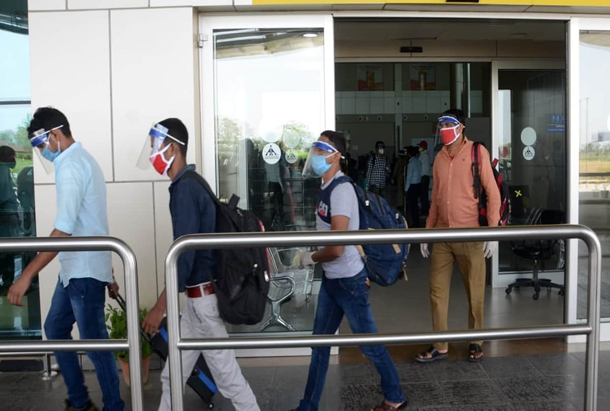 Prayagraj: Raunak returns to the airport after two months, breaks down as soon as the Bangalore flight arrives