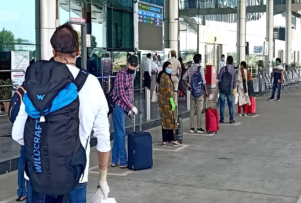 Prayagraj: Raunak returns to the airport after two months, breaks down as soon as the Bangalore flight arrives