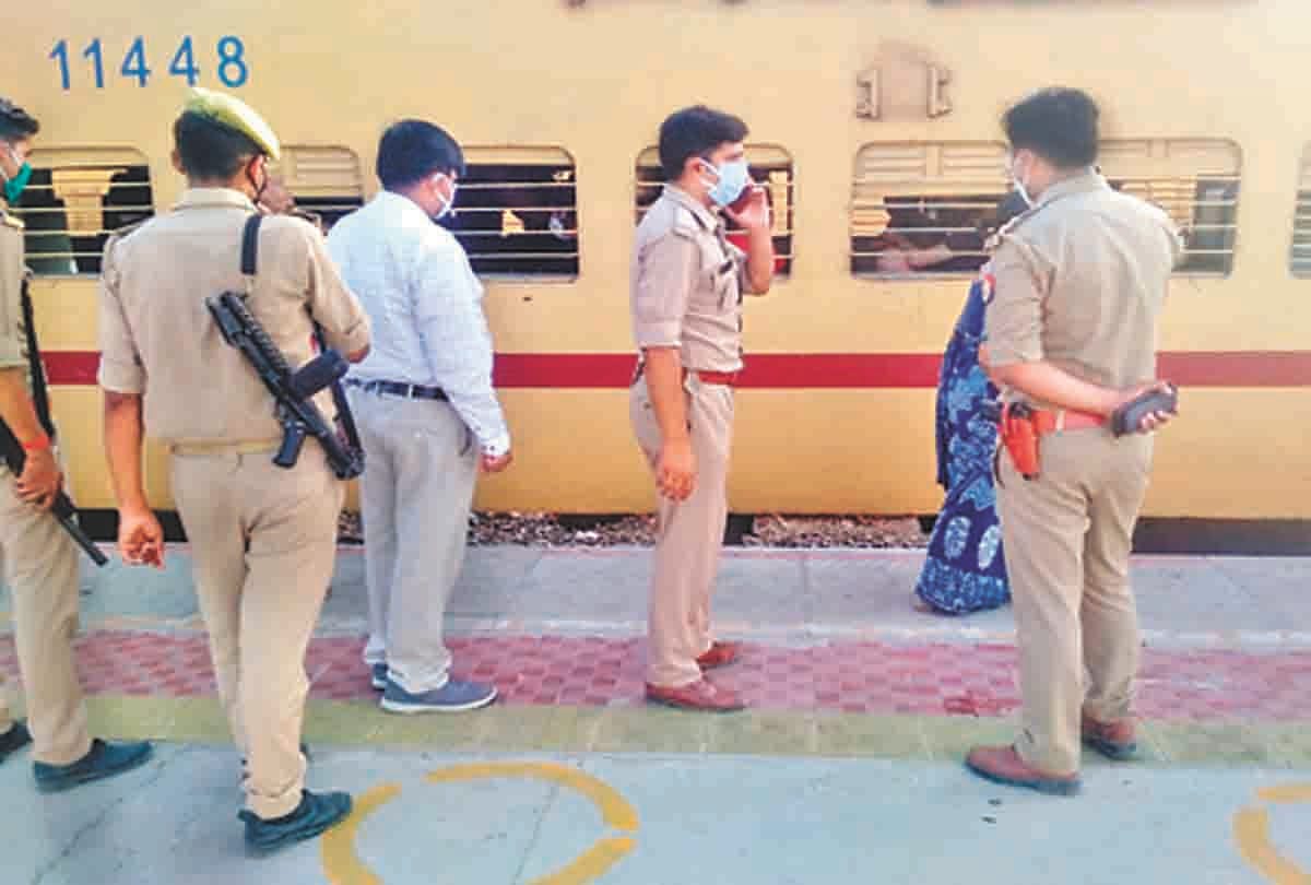 prayagraj: Migrant laborers created uproar, robbed water bottles and packets of namkeen at Chivki, Manda station
