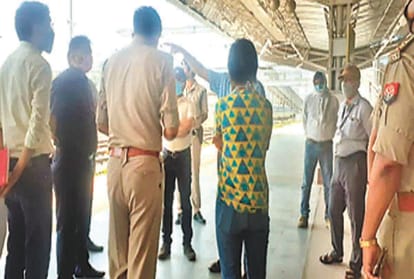 prayagraj: Migrant laborers created uproar, robbed water bottles and packets of namkeen at Chivki, Manda station